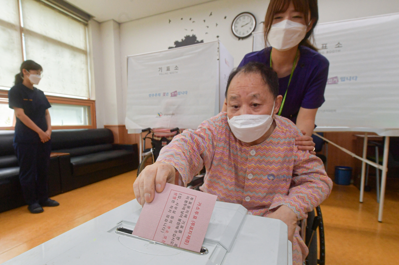 지난 25일 오후 경기도 수원시 장안구 한국보훈복지의료공단 수원보훈요양원에서 어르신이 거소투표를 하고 있다. [연합]
