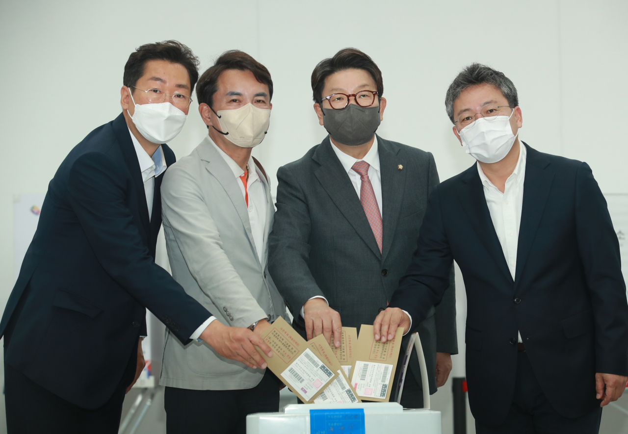 권성동 국민의힘(왼쪽에서 세 번째) 원내대표가 27일 오전 김진태 강원도지사 후보와 박정하 원주갑 국회의원 보궐선거 후보, 원강수 원주시장 후보와 함께 강원 원주시 원주문화원에 마련된 사전투표소를 찾아 투표하고 있다. [연합]