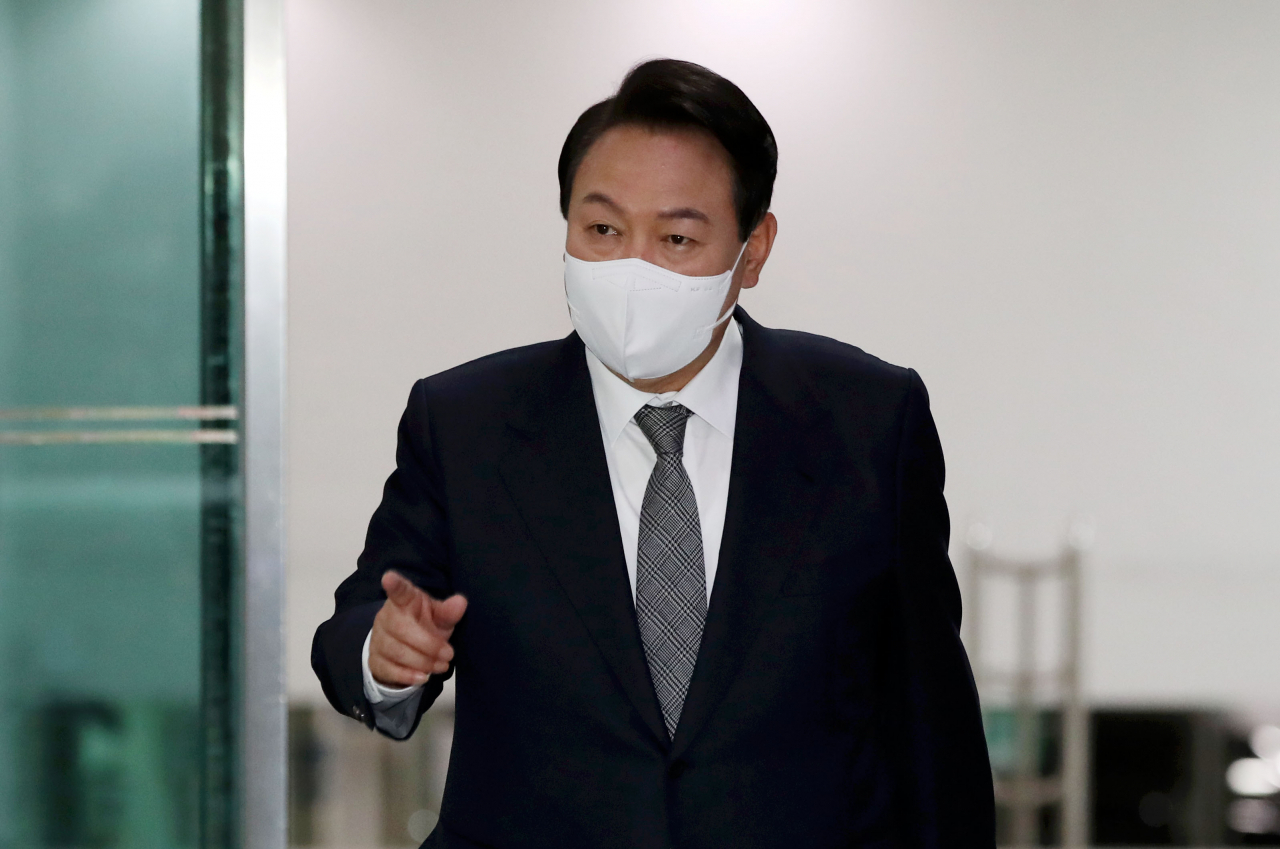 윤석열 대통령은 야당이 영수회담을 제안한 것과 관련해 추가경정예산안이 통과되면 언제든 응하겠다는 입장을 밝혔다. 사진은 27일 오전 용산 대통령실 청사로 출근하고 있는 모습. [연합]