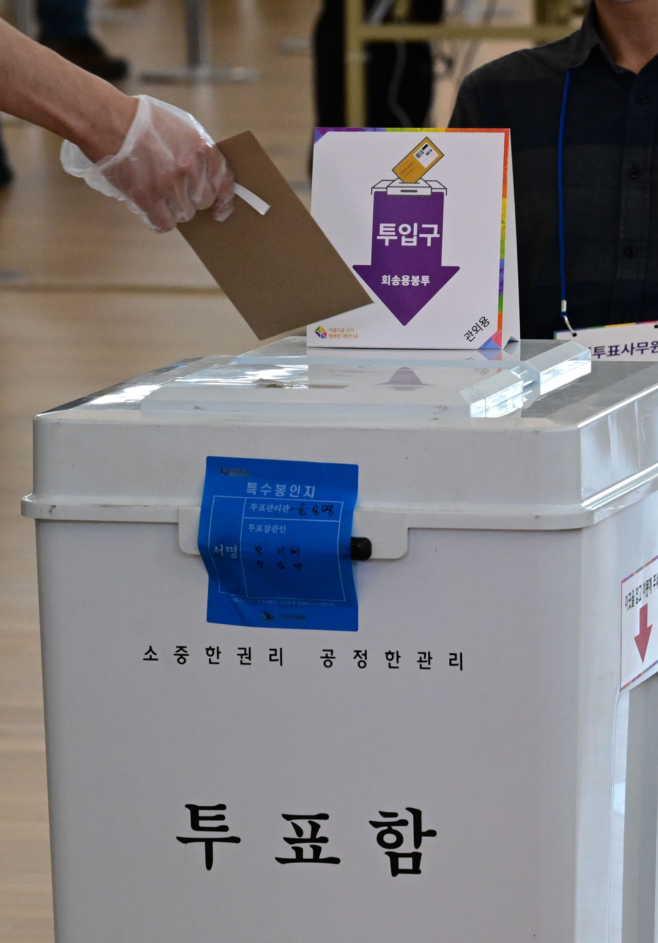제8회 전국동시지방선거 사전투표 첫날인 27일 오전 인천시 영종도 인천국제공항 제1터미널에 마련된 사전투표소에서 유권자들이 투표권을 행사하고 있다. [영종도=박해묵 기자]