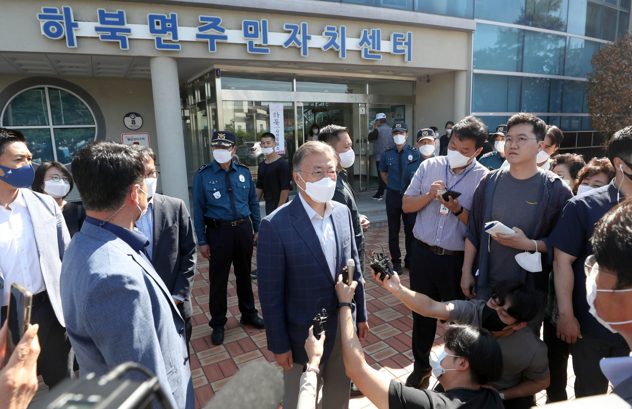 문재인 전 대통령이 27일 오전 경남 양산시 하북면주민자치센터에 마련된 사전투표소에서 제8회 전국동시지방선거 사전투표 후 취재진에게 소감을 밝히고 있다. [연합]