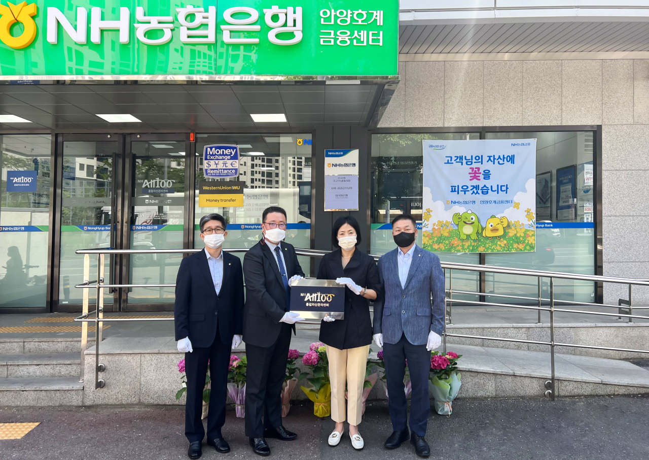 지난 26일 경기 안양호계금융센터에서 열린 ‘NH All100 종합관리센터’현판식에서 이현애 부행장(사진 왼쪽에서 세 번째)을 비롯한 관계자들이 기념촬영을 하고 있다