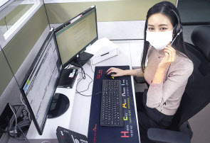 한국능률협회컨설팅 주관 서비스품질지수 콜센터 부문 조사에서 10년 연속 ‘한국의 우수콜센터’로 선정된 SK텔레콤 고객센터 직원이 고객 상담 업무를 보고 있다. [SKT 제공]