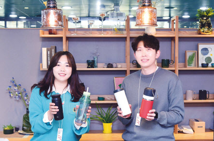 SK브로드밴드 관계자가 친환경 캠페인을 통한 텀블러 사용을 알리고 있다. [SKB 제공]