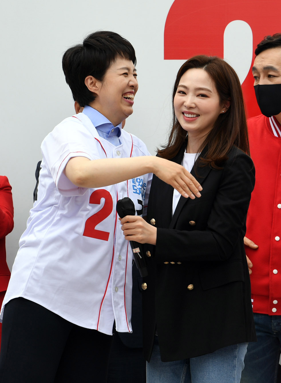 국민의힘 김은혜 경기도지사 후보가 19일 경기도 수원시 팔달문시장 앞에서 열린 출정식에서 차유람 선수와 포옹하고 있다. [연합]