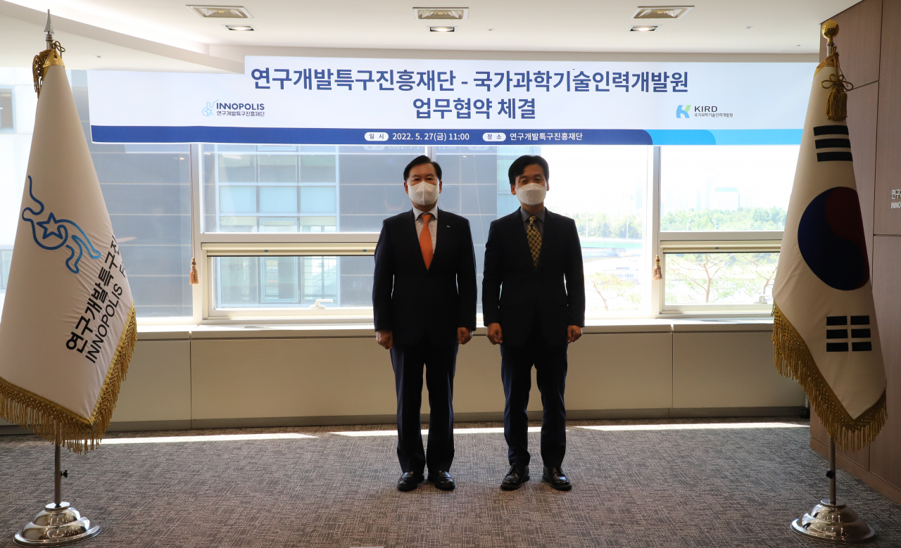 강병삼(오른쪽) 특구진흥재단 이사장과 박귀찬 KIRD 원장이 업무협약 체결 후 기념촬영을 하고 있다. [연구개발특구진흥재단 제공]