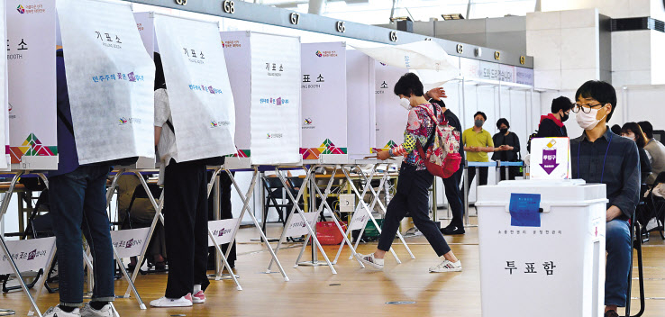 제8회 전국동시지방선거 사전투표 첫날인 27일 오전 인천시 영종도 인천국제공항 제1터미널에 마련된 사전투표소에서 유권자들이 투표권을 행사하고 있다. 사전투표는 27&sim;28일 이틀간 전국 3551개 투표소에서 진행된다. 투표소에는 주민등록증, 여권, 운전면허증, 관공서나 공공기관이 발행한 사진이 첨부된 신분증 가운데 하나를 반드시 가져가야 한다. 확진자 사전투표는 이틀 차인 28일에 한해 오후 6시30분부터 8시까지 진행한다. 영종도=박해묵 기자