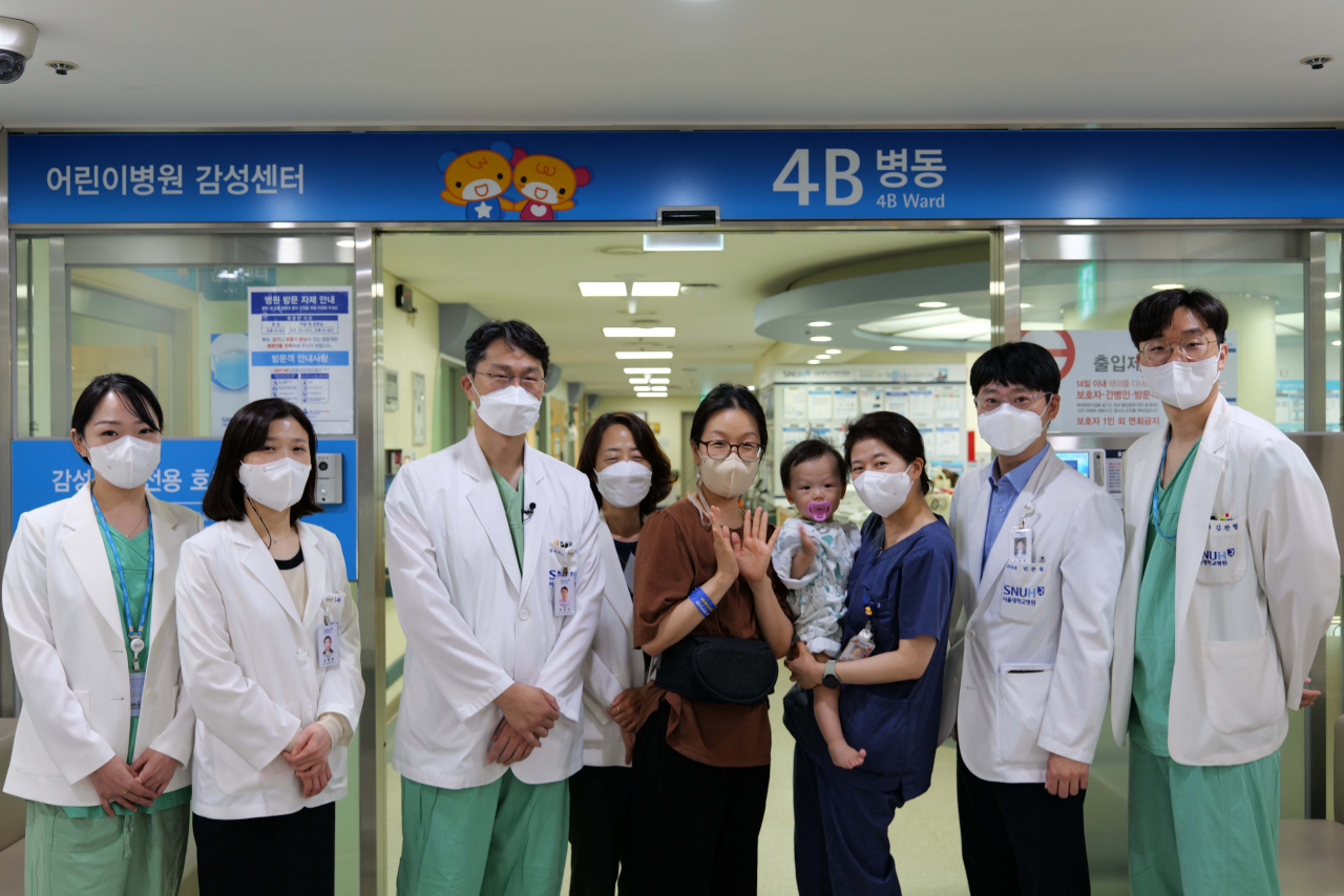 [사진] 서울대어린이병원 의료진과 권순후 환아·보호자 (흉부외과 조성규 교수_왼쪽에서 세번째), 권순후 환아 어머니_왼쪽에서 다섯번째, 권순우 환아_왼쪽에서 여섯번째)
