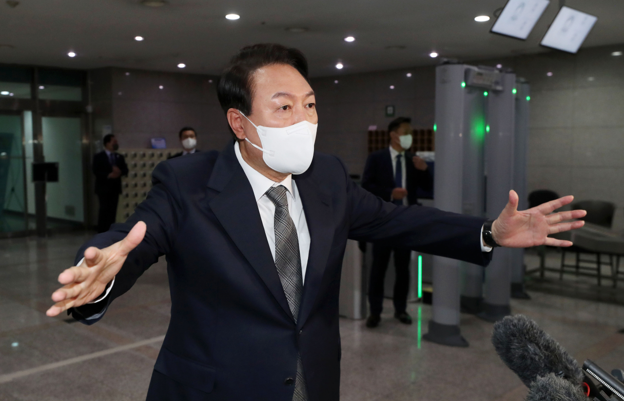 윤석열 대통령이 27일 오전 용산 대통령실 청사로 출근하며 취재진 질문에 답하고 있다. [연합]