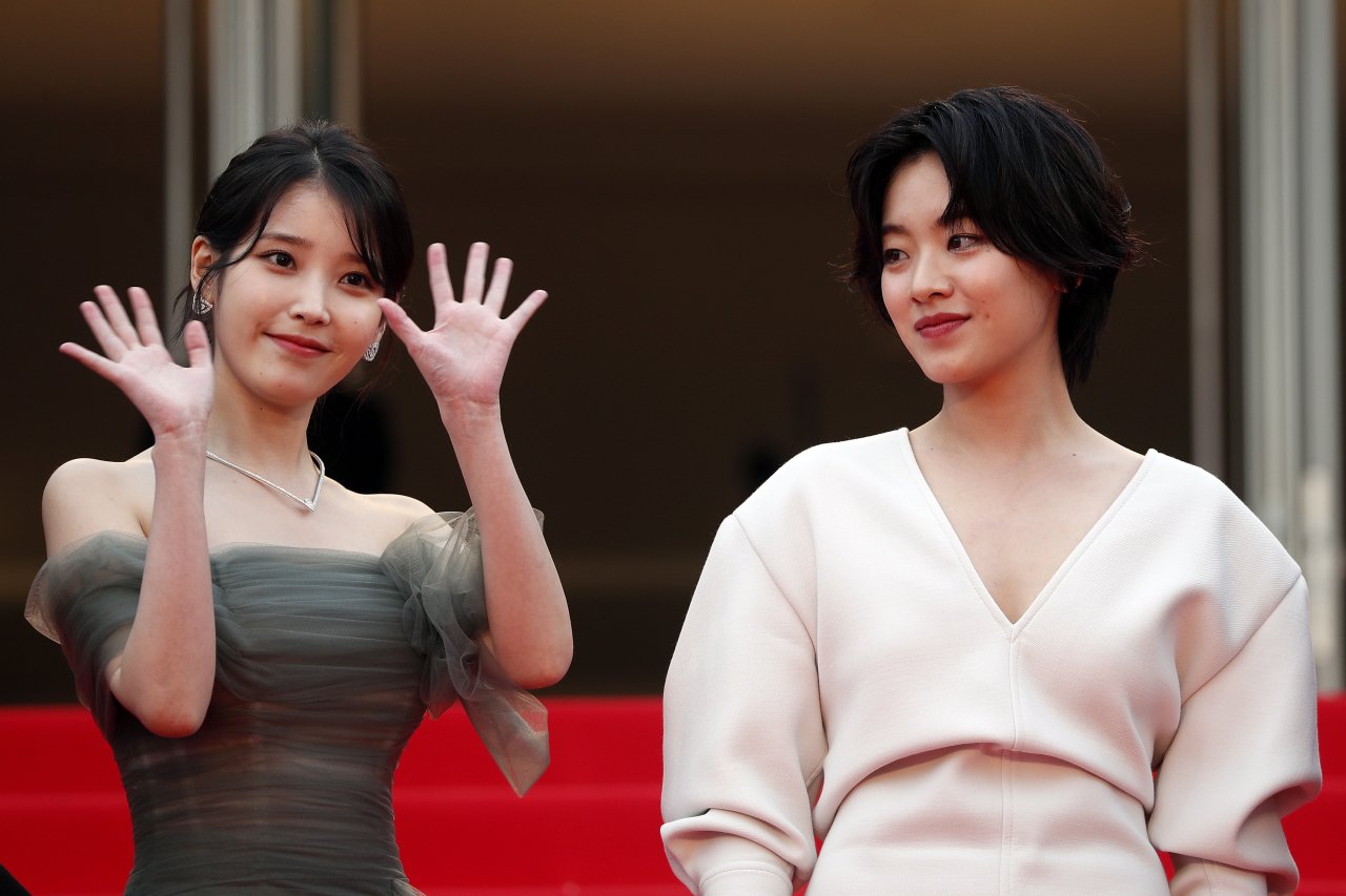 배우 이지은(아이유)과 이주영이 26일(현지시간) 프랑스 칸에서 열린 제75회 칸국제영화제 경쟁부문 진출작 '브로커' 공식 상영회에 도착, 레드카펫에 올라 포즈를 취하고 있다. [연합]