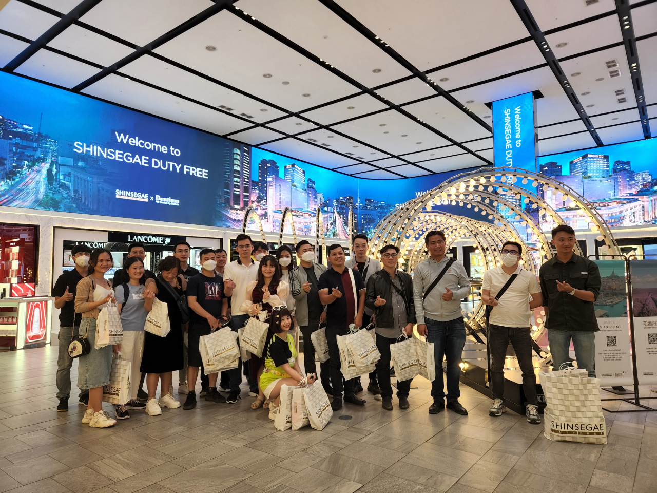 27일 신세계면세점 명동점을 찾은 베트남 의료기기 생산업체의 인센티브 관광객이 기념촬영을 하고 있다.[신세계면세점 제공]