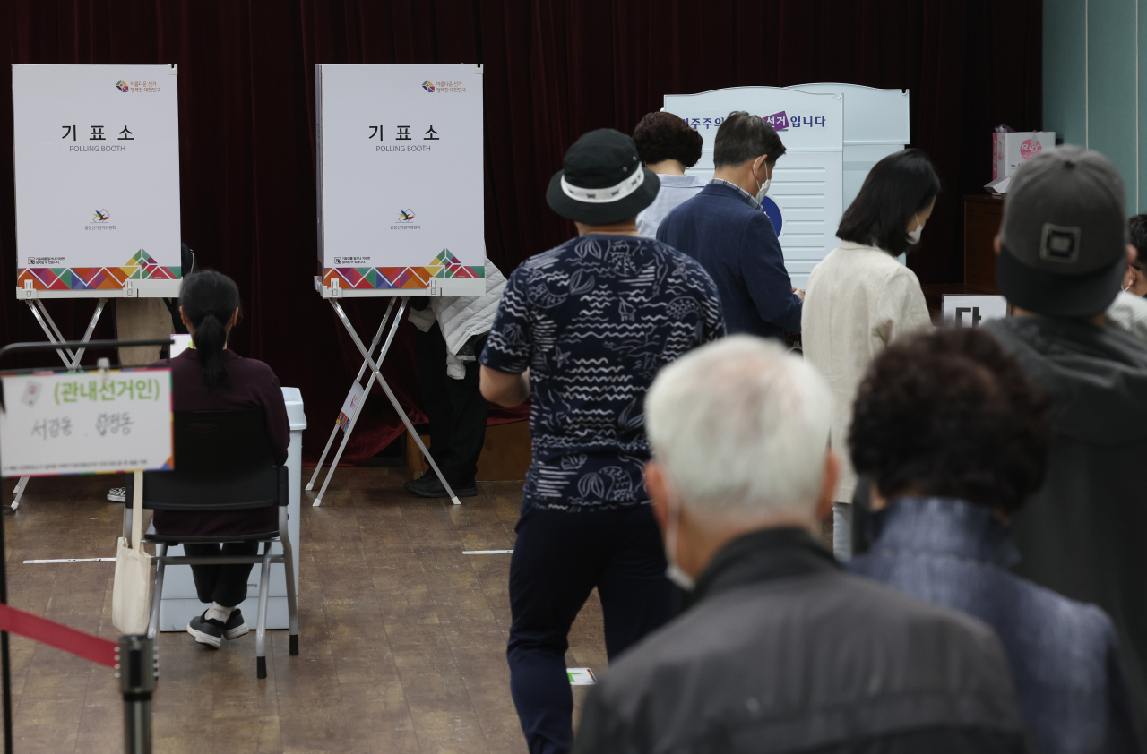 6.1지방선거 사전투표가 시작된 27일 마포구 서강동주민센터에 마련된 사전투표소에서 주민들이 투표를 하고 있다. [연합]