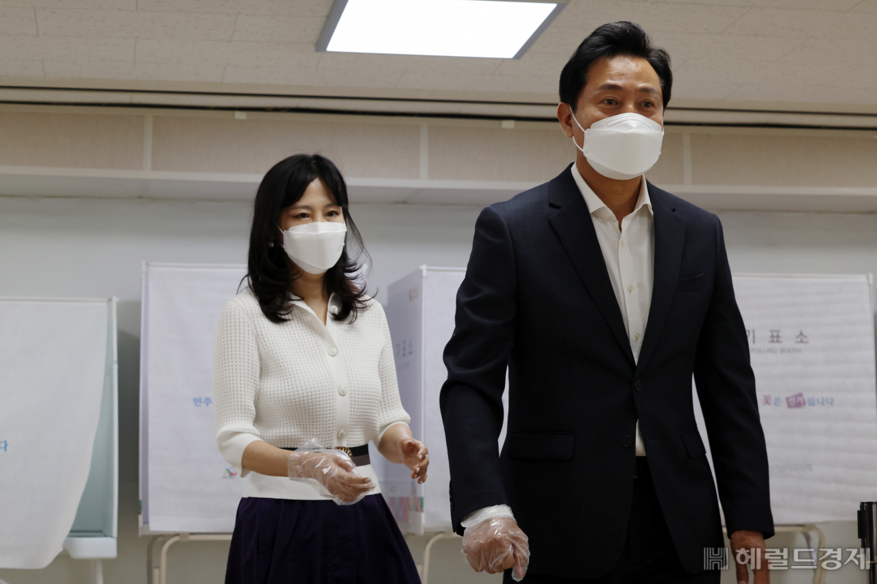 제8회 전국동시지방선거 사전투표 첫날인 27일 오세훈 국민의힘 서울시장 후보가 부인 송현옥 씨와 서울 광진구 자양3동 주민센터에 마련된 사전투표소에서 투표를 마친 후 투표소를 나서고 있다. 이상섭 기자