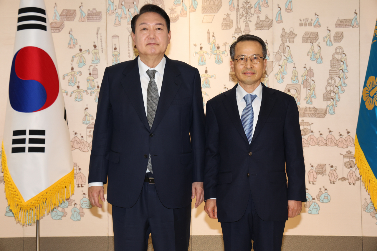 윤석열 대통령이 27일 오전 용산 대통령실 청사에서 김규현 국가정보원장에게 임명장을 수여한 뒤 기념촬영을 하고 있다. [연합]
