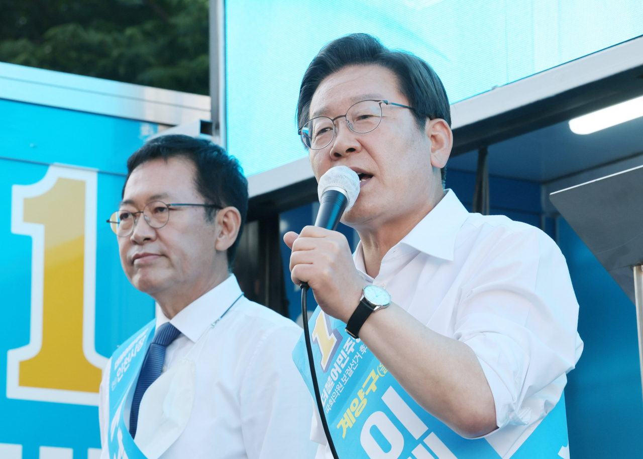 더불어민주당 이재명 인천계양을 국회의원 후보 겸 총괄선대위원장이 26일 오후 인천 부평구 부평역 앞에서 박남춘 인천시장 후보(왼쪽) 등 지역 후보들과 집중유세를 하고 있다. [연합]