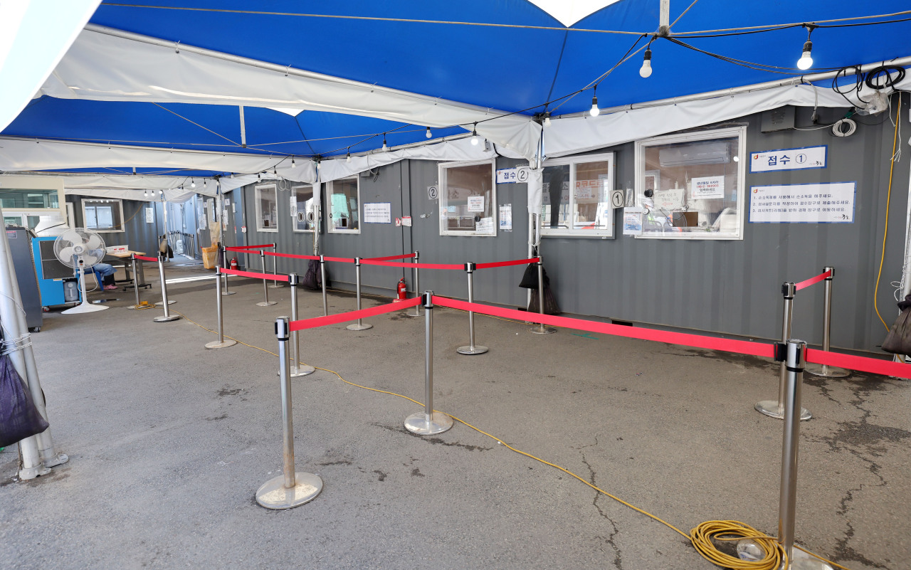 This photo shows a testing booth in front of Seoul Station on Thursday. (Yonhap)