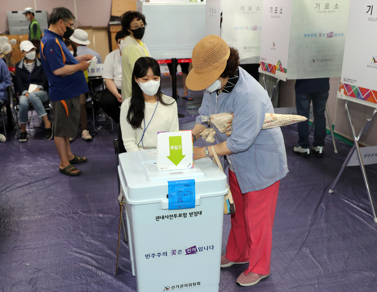 Voters cast their votes for the local elections at a polling booth set up in Incheon, Gyeonggi Province, Saturday. (Yonhap)
early voting for local elections