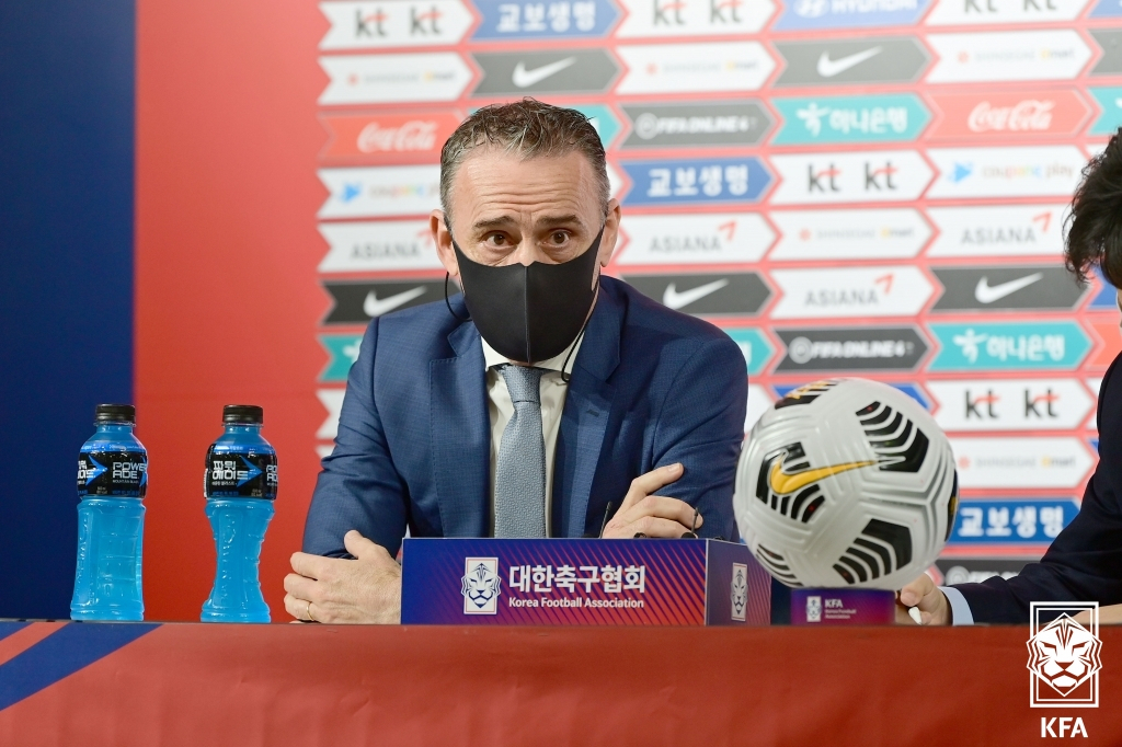 파울루 벤투 한국 축구대표팀 감독이 23일 서울 신문로 축구회관에서 6월 A매치 4연전에 대비한 28명의 대표팀 선수 명단을 발표하고 있다. [연합]
