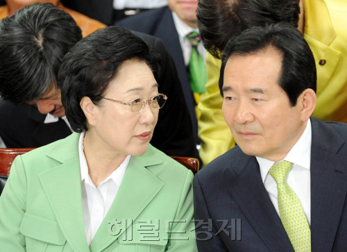 2010년 6월 3일 저녁 한명숙 민주당 서울시장 후보가 여의도당사 선거 사무실에서 개표 중간 결과에 대해 정세균 대표와 이야기를 나누고 있다 [사진=박현구 기자/phkoo@heraldcorp.com]