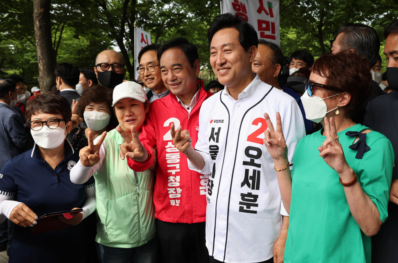 국민의힘 오세훈 서울시장 후보가 28일 서울시 성동구 서울숲 군마상 대로변 앞에서 열린 유세를 마친 뒤 지지자와 기념촬영하고 있다. [연합]