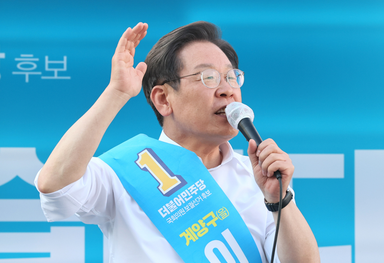 더불어민주당 이재명 인천계양을 국회의원 후보 겸 총괄선대위원장이 26일 오후 인천 부평구 부평역 앞에서 열린 집중유세에서 지지를 호소하고 있다. [연합]