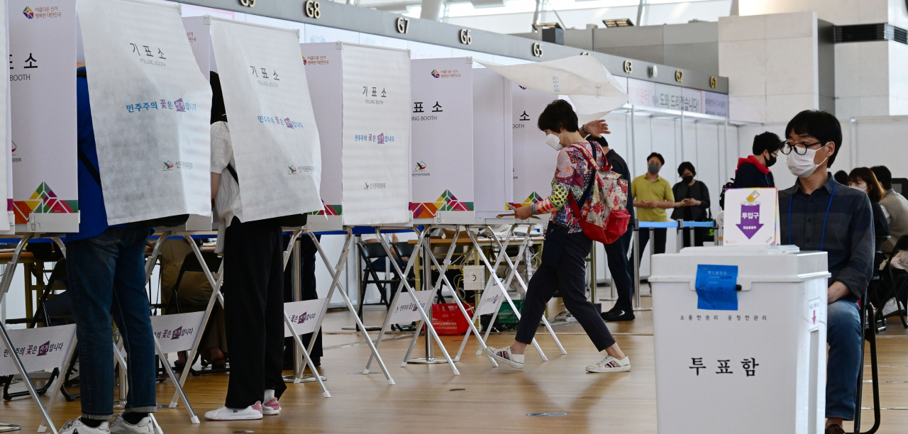 제8회 전국동시지방선거 사전투표 첫날인 27일 오전 인천시 영종도 인천국제공항 제1터미널에 마련된 사전투표소에서 유권자들이 투표권을 행사하고 있다. 영종도=박해묵 기자