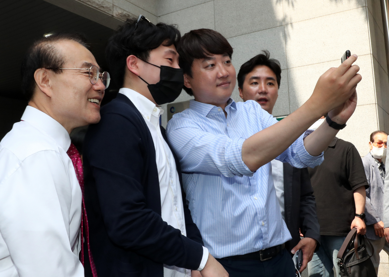 국민의힘 이준석 대표와 윤형선 인천 계양을 국회의원 후보가 28일 오전 인천시 계양구 계산2동 행정복지센터 사전투표소에서 투표한 뒤 주민의 요청에 함께 사진을 찍고 있다. [연합]