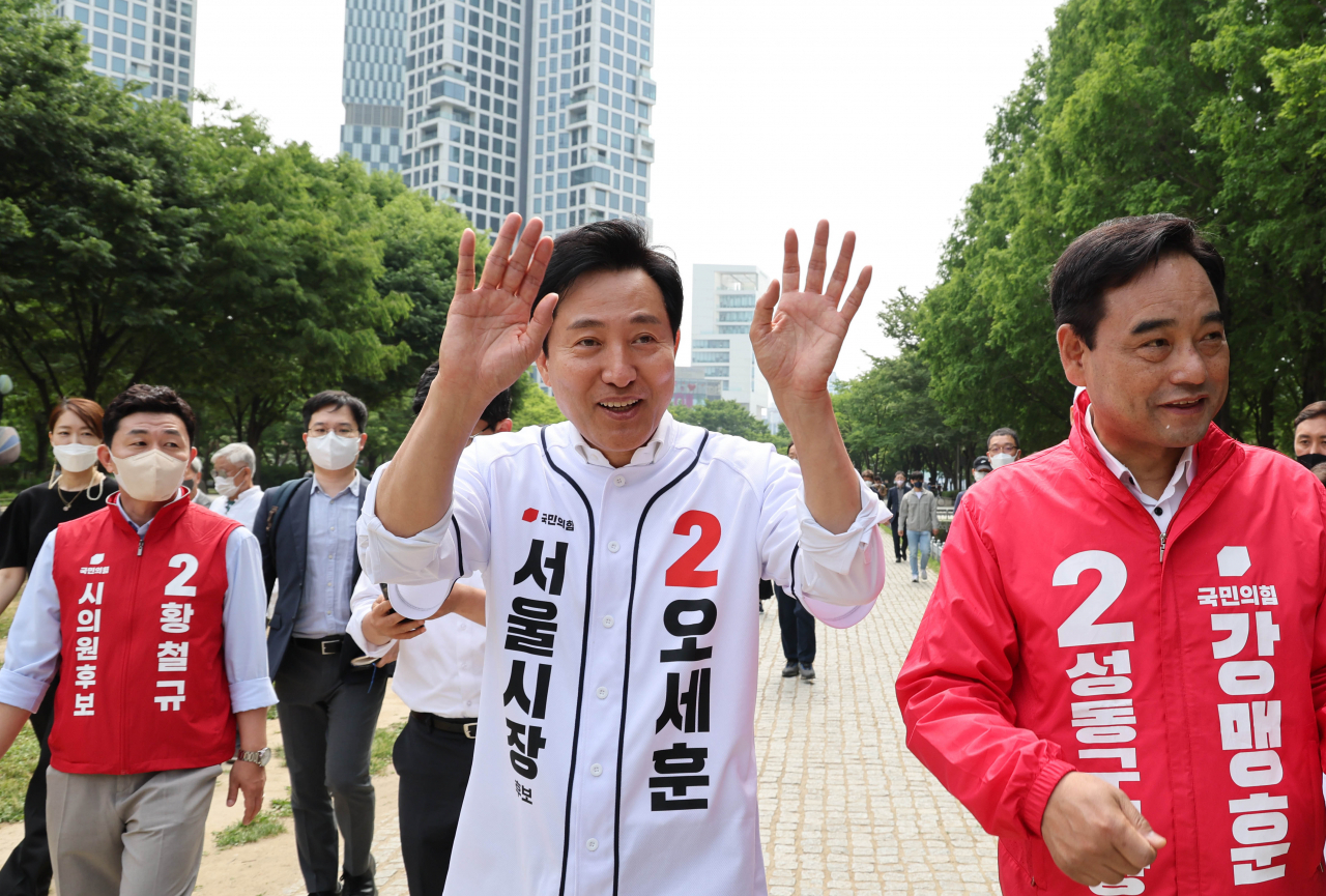 오세훈 국민의힘 서울시장 후보가 28일 서울시 성동구 서울숲 군마상 대로변 앞에서 열린 유세를 마친 뒤 서울숲을 순회하며 시민에게 인사하고 있다. [연합]