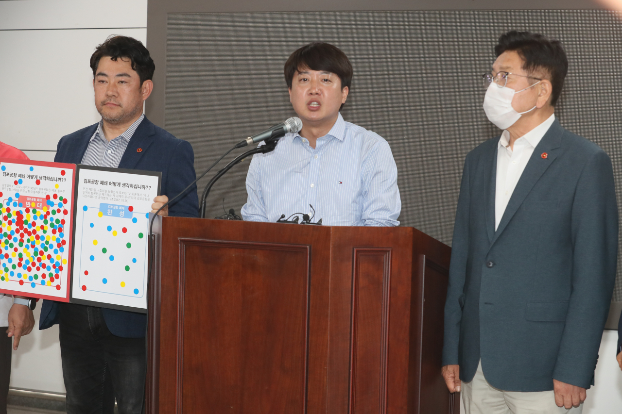 이준석 국민의힘 대표가 28일 오후 제주국제공항 도착층에서 기자회견을 열어 계양을에 출마한 더불어민주당 이재명 후보가 내놓은 김포공항 이전 공약에 대해 비판하고 있다. [연합]