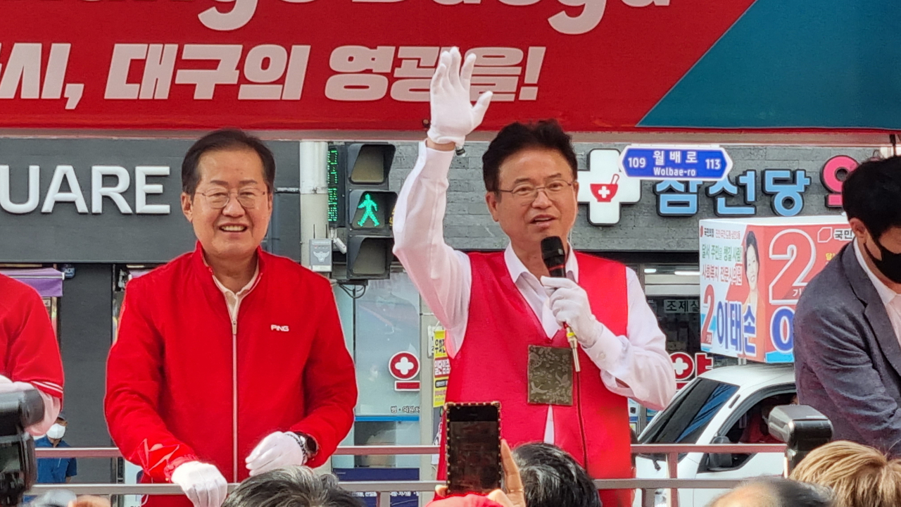 국민의힘 홍준표(왼쪽) 대구시장 후보와 이철우 경북지사 후보가 28일 오후 대구 월배시장에서 공동 유세를 펼치고 있다.[사진=김병진 기자]
