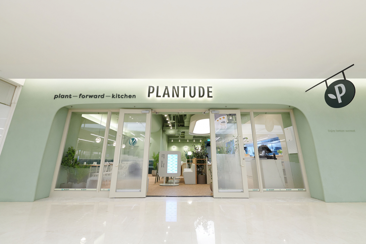 풀무원이 지난 23일 서울 강남구 코엑스물 지하 1층에 비건 레스토랑 플랜튜드를 선보였다. [풀무원 제공]