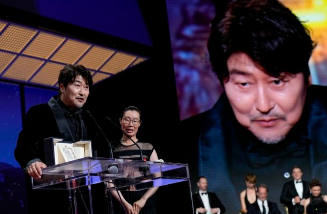 배우 송강호가 28일(현지시간) 프랑스 칸에서 열린 제75회 칸 국제영화제 폐막식에서 남우주연상을 수상했다. [AP]