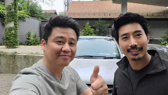 우크라이나에서 구호활동을 하고 있는 송솔나무씨와 이근 전 대위. [페이스북]