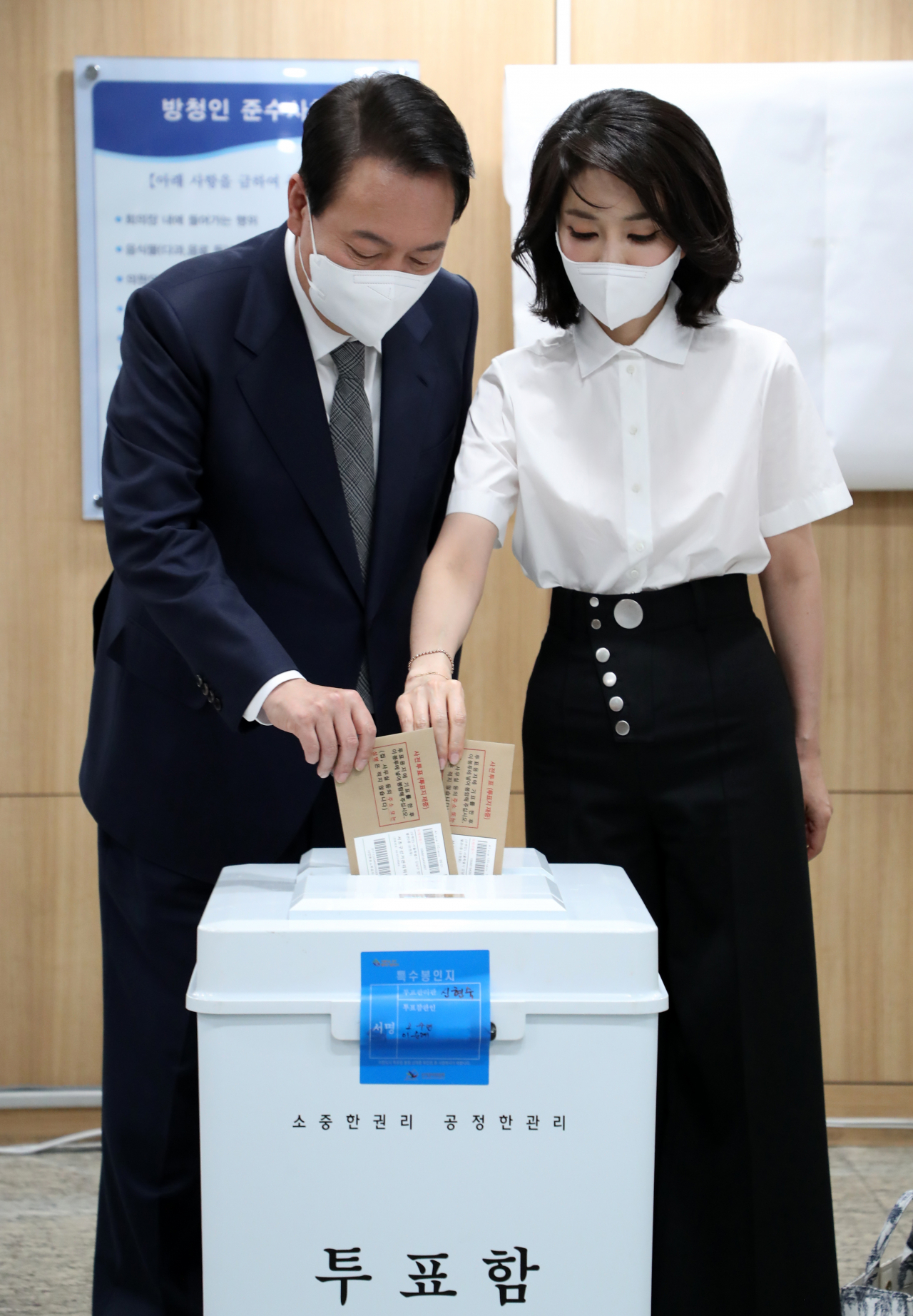 윤석열 대통령과 김건희 여사가 6·1 전국동시지방선거 사전투표 첫날인 27일 서울 용산구 용산구의회에 마련된 사전투표소에서 투표를 하고 있다. [연합]