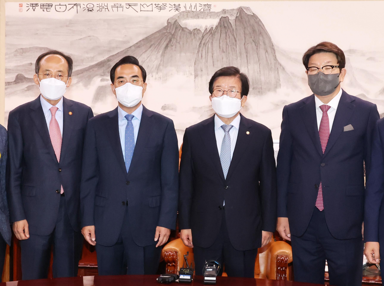 박병석 국회의장이 29일 오전 국회에서 추경호 부총리 겸 기획재정부 장관 및 여·야 원내대표 등과 추경 협의 전 포즈를 취하고 있다. 왼쪽부터 추경호 부총리, 더불어민주당 박홍근 원내대표, 박병석 국회의장, 국민의힘 권성동 원내대표. [연합]