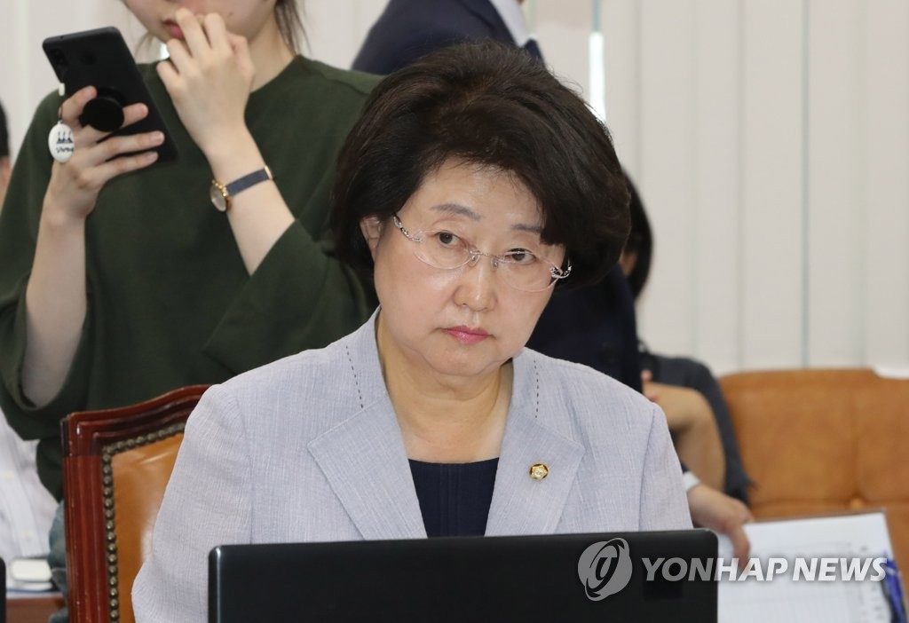 의사진행발언 듣는 김승희 의원. [연합]