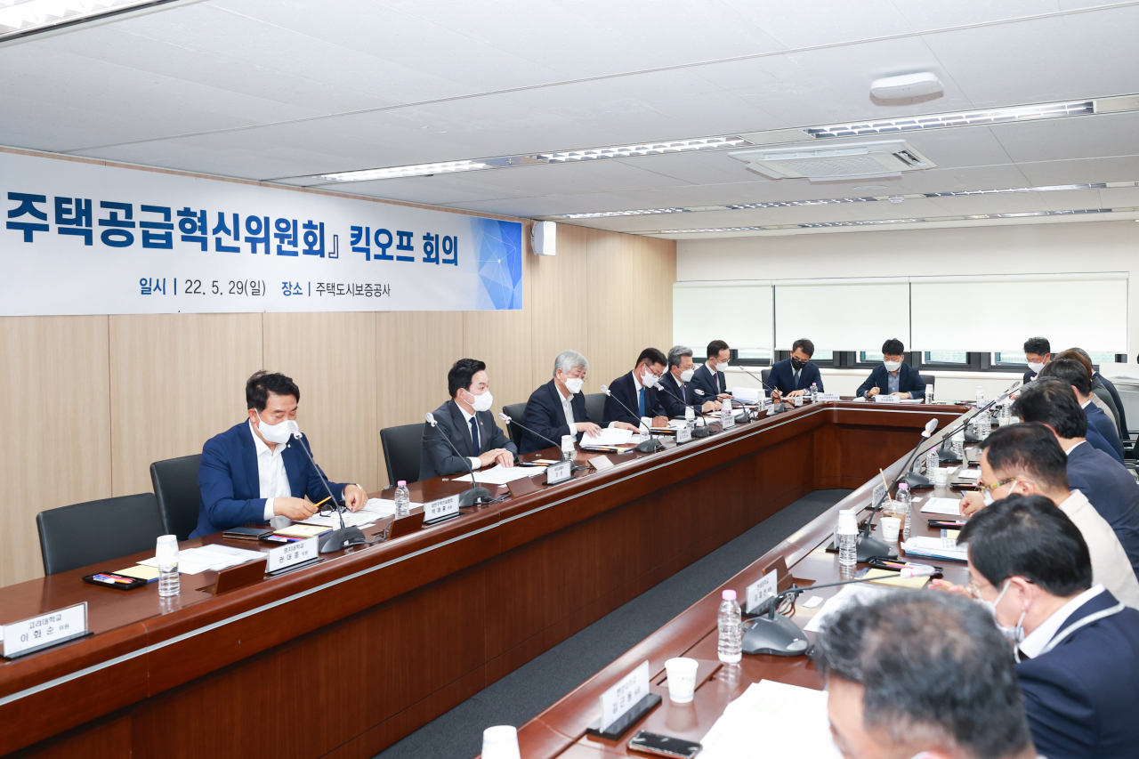 국토교통부는 윤석열 정부의 주요 국정과제인 250만호+&alpha; 주택공급 계획을 마련하기 위해 29일 ‘주택공급 혁신위원회’를 구성하고 첫 회의를 개최했다. [국토교통부 제공]