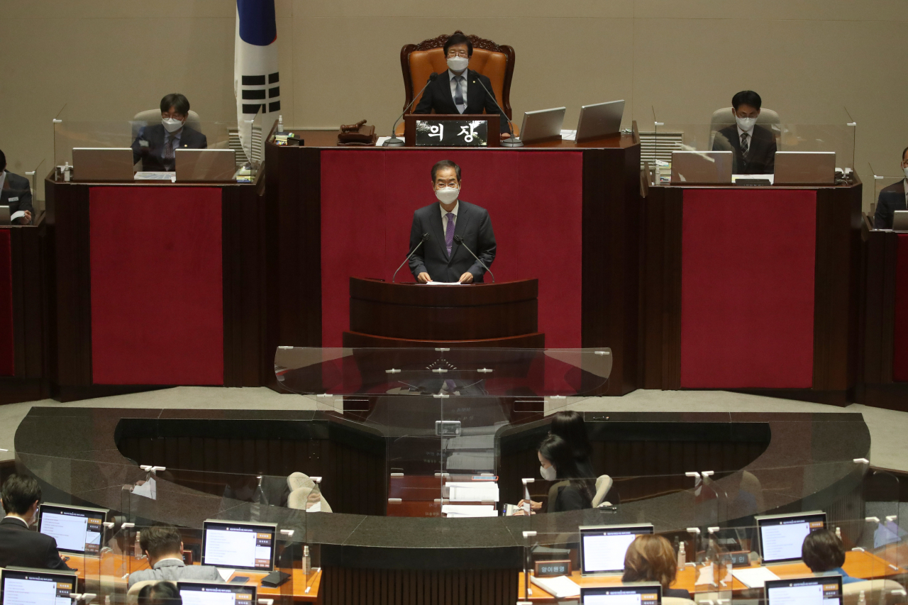 한덕수 국무총리가 29일 오후 서울 여의도 국회에서 열린 본회의에서 추경안 통과 감사 인사말을 하고 있다. [연합]