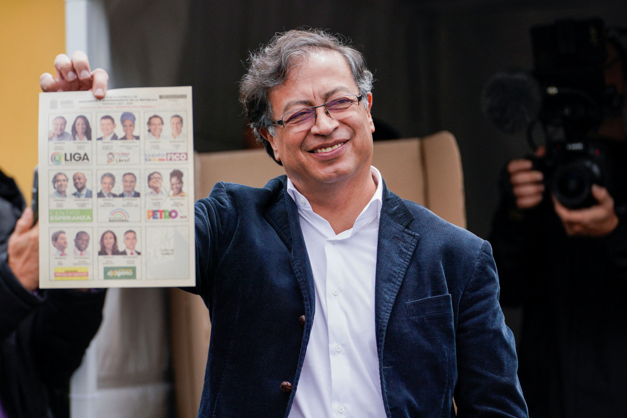 구스타보 페트로 콜롬비아 좌파 연합 ‘역사적 조약’ 후보가 29일(현지시간) 수도 보고타에서 투표를 하고 있다. [로이터]