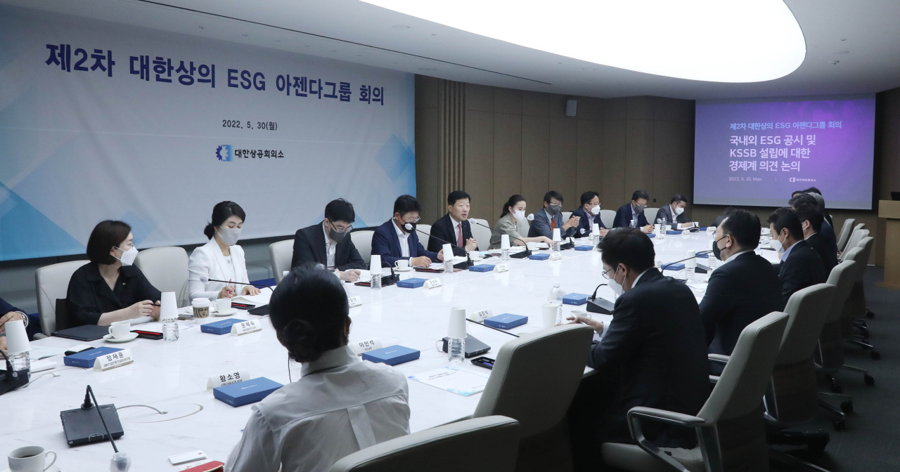 상의 주최로 열린 ESG어젠다그룹 회의에서 참석자들이 지속가능성 공시 기준 관련 논의를 진행하고 있다. [상의 제공]