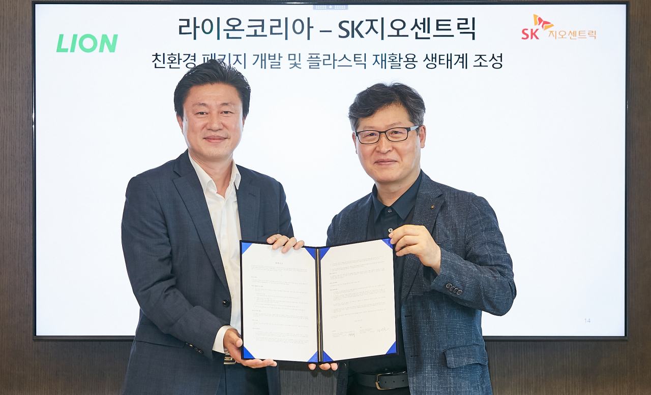 장남훈(왼쪽) SK지오센트릭 패키징 본부장과 성민제 라이온코리아 SCM&생산본부 상무가 업무협약 체결 후 기념촬영을 하고 있다.[SK지오센트릭 제공]