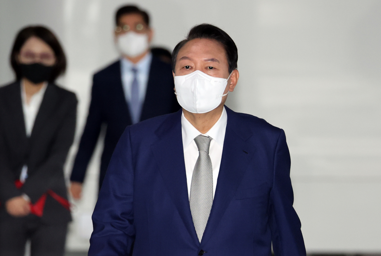 윤석열 대통령이 30일 오전 용산 대통령실 청사로 출근하고 있다. [연합]