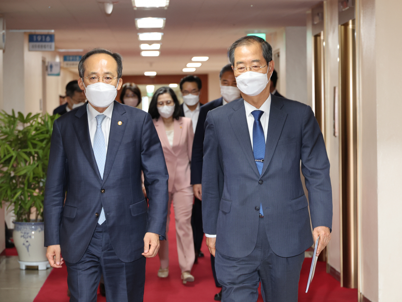 한덕수(오른쪽) 국무총리와 추경호 경제부총리 겸 기획재정부 장관이 30일 정부서울청사에서 열린 임시 국무회의에 참석하기 위해 회의장으로 향하고 있다. [연합]