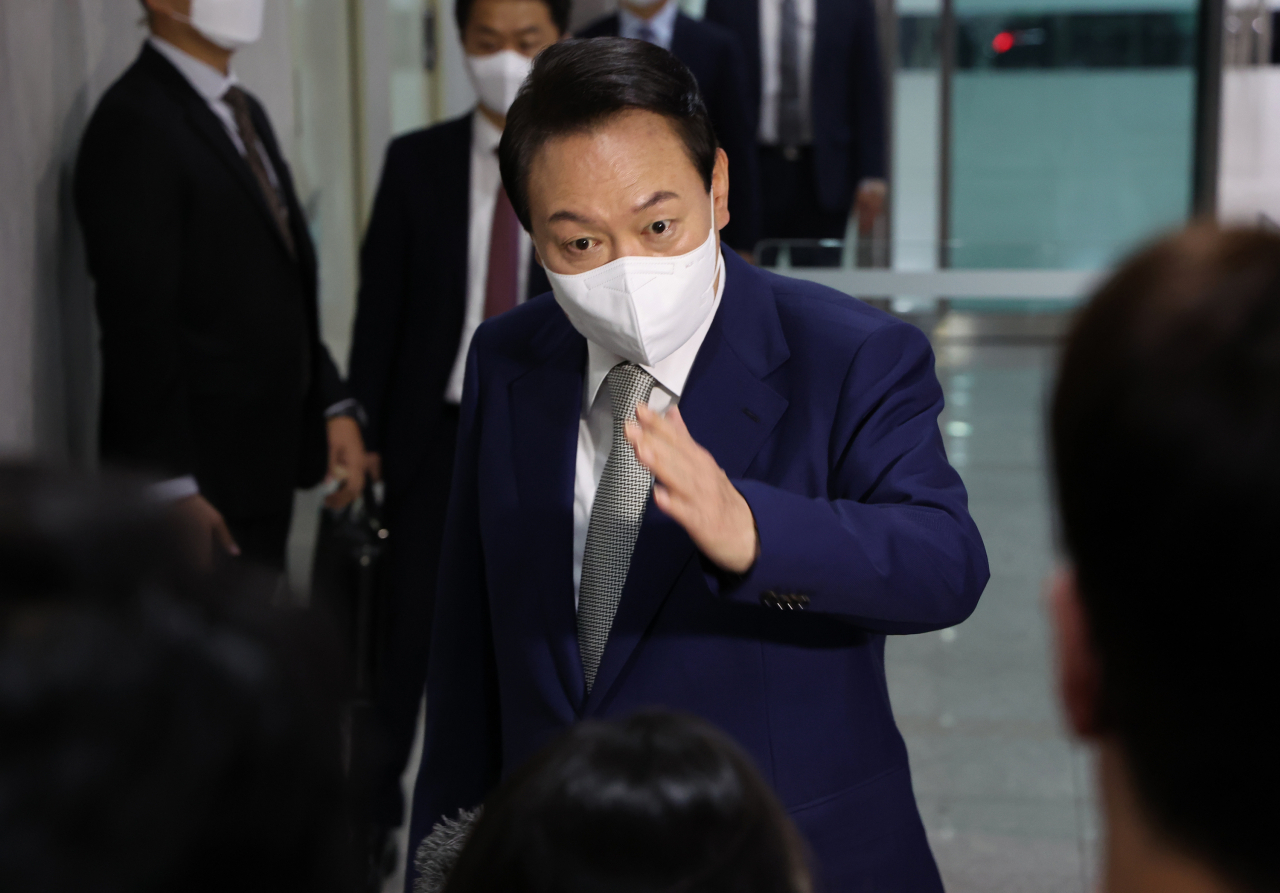 윤석열 대통령이 30일 오전 용산 대통령실 청사로 출근하며 취재진의 질문에 답하고 있다. [연합]