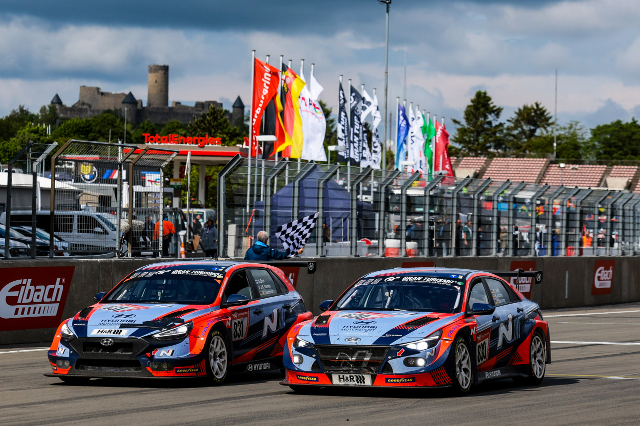 뉘르부르크링 24시 내구레이스 결승선 통과하는 엘란트라 N TCR, i30 N TCR. [현대차 제공]