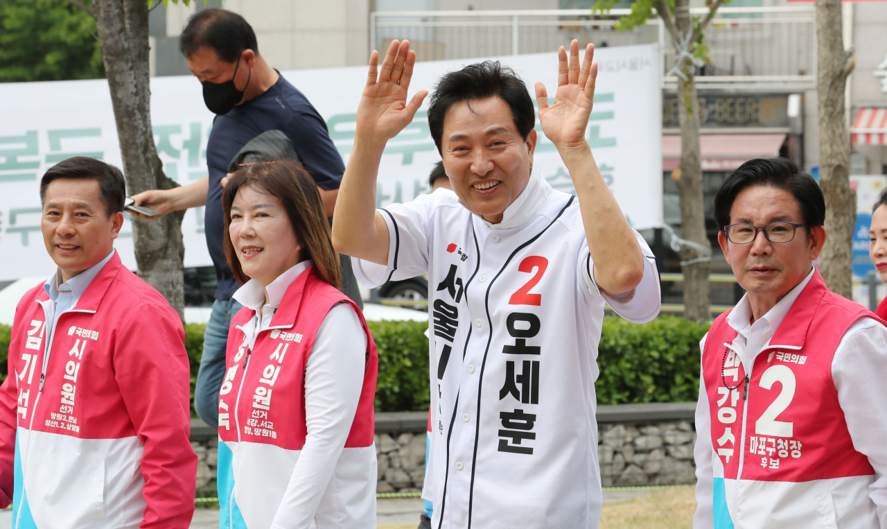오세훈 국민의힘 서울시장 후보가 29일 서울 마포구 연남동 경의선숲길을 돌며 유권자에게 인사하고 있다. [연합]