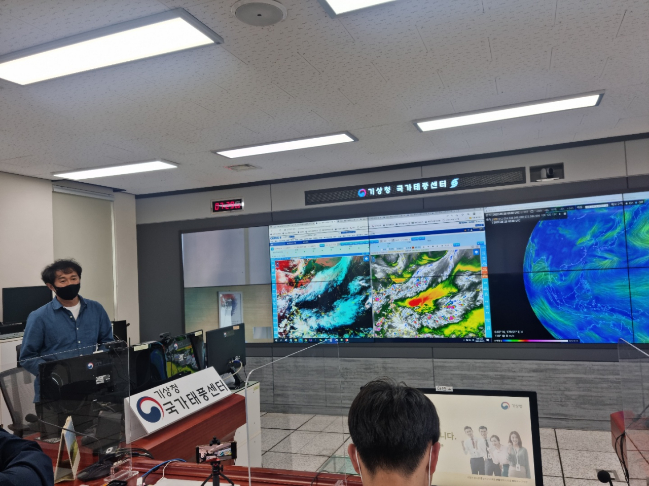 지난 25일 제주 서귀포시 남원읍에 위치한 국가태풍센터 2층 상황실에서 김동진 예보관이 설명을 하고 있다. 스크린 중 왼쪽은 천리안2A 위성 사진, 오른쪽은 대기의 흐름을 관찰하는 대기유선감시화면. 김빛나 기자