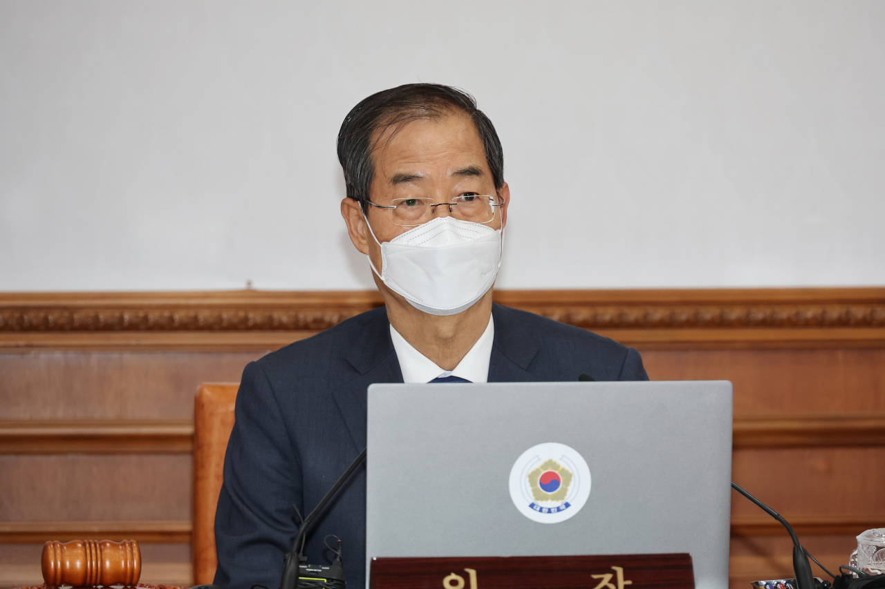 Prime Minister Han Duck-soo presides over an extraordinary Cabinet session on Monday. (Yonhap)