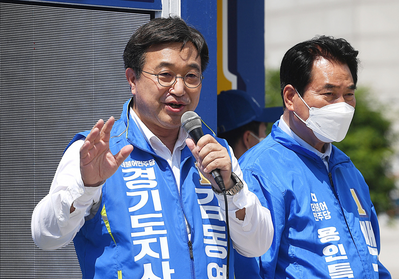 더불어민주당 윤호중 공동비상대책위원장(왼쪽)이 29일 경기 용인시 용인중앙시장 앞에서 백군기 민주당 용인시장 후보 지원 유세를 하고 있다. [연합]