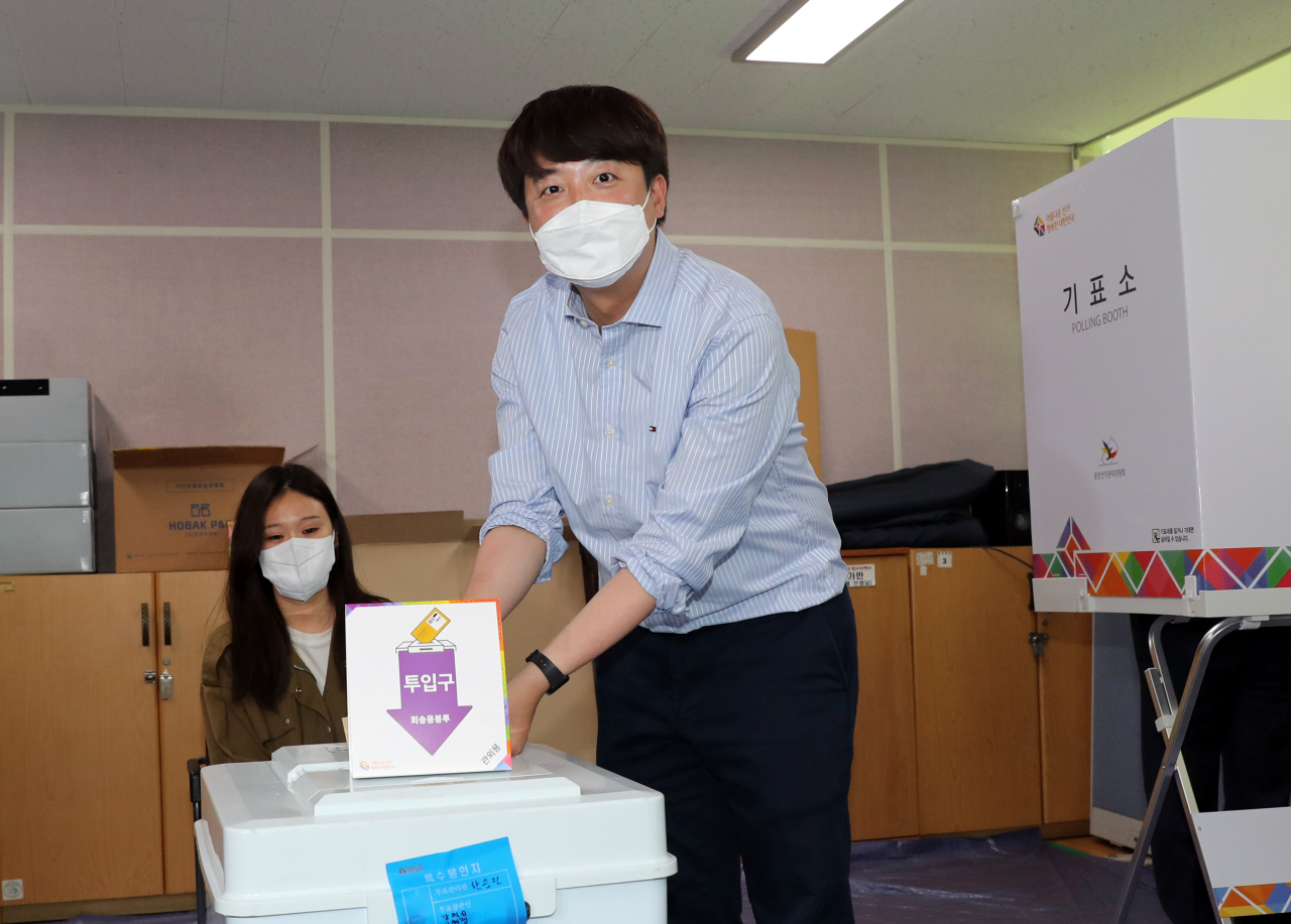 국민의힘 이준석 대표가 28일 오전 인천시 계양구 계산2동 행정복지센터 사전투표소에서 투표를 하고 있다. [연합]